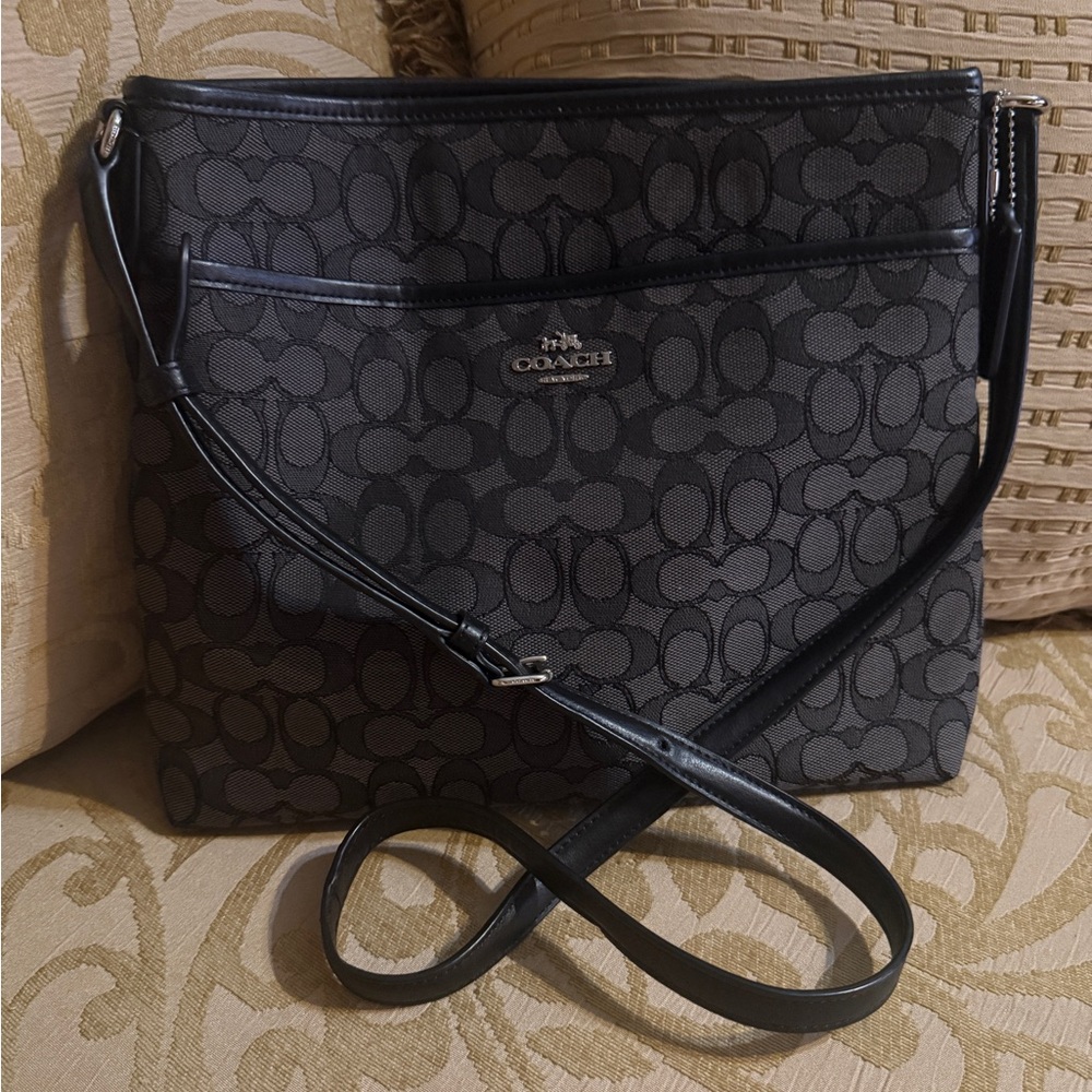 COACH signature shoulder bag black crossbody lightweight preowned